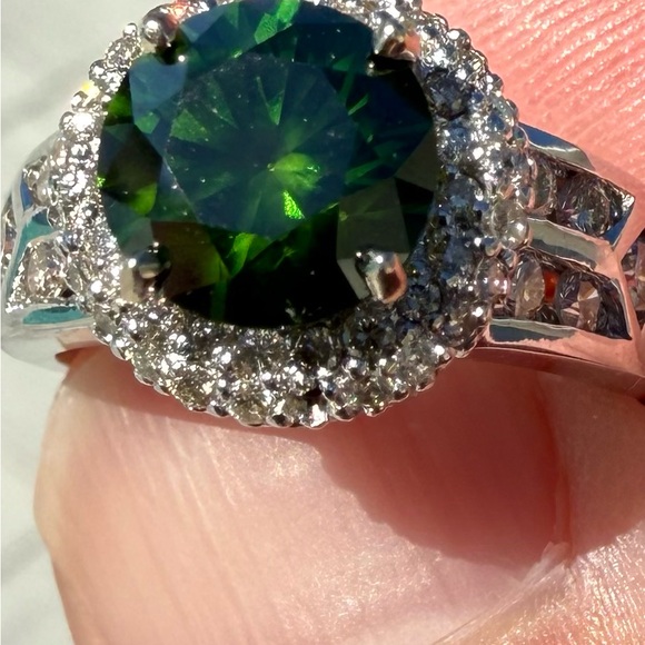 Rare $16,900 Green Diamond Ring. 3.15 Carats set in 14k white gold. - Picture 1 of 17